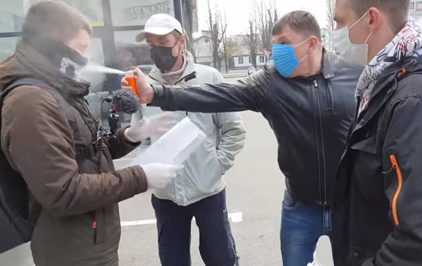 Нападение на популярного блогера попало на видео