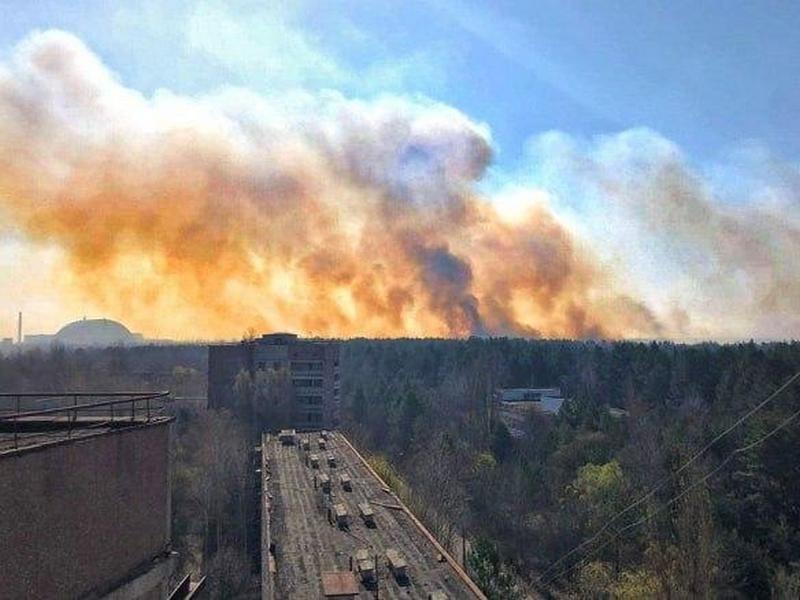 Пожар в Чернобыле подобрался к хранилищу ядерных отходов: что сейчас происходит в «зоне» (фото, видео)