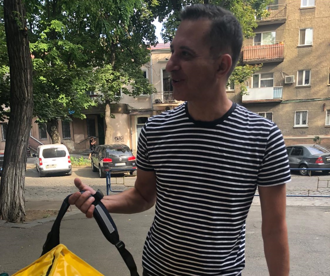 У меня есть друг, очень умный и талантливый. Чтобы накормить семью он ушел в частный извоз, — Валерий Ославский