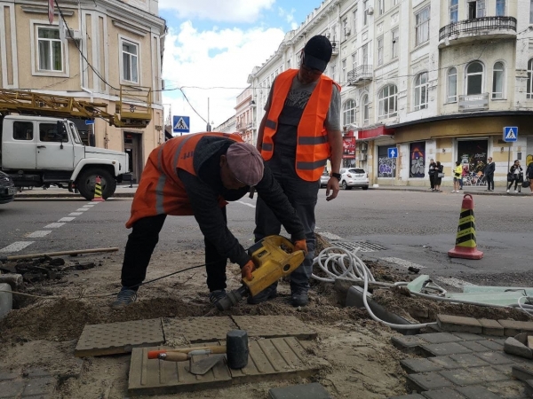 В центре Одессы еще на одном перекрестке появился «лежачий» светофор. Фото