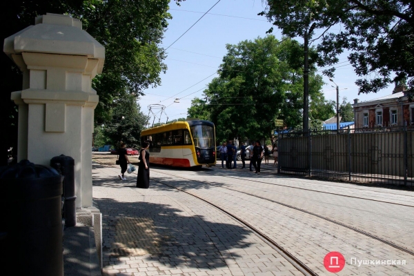Аккуратно и просто, но ещё не конец: в Одессе официально открыли сквер за 45 миллионов. Фоторепортаж