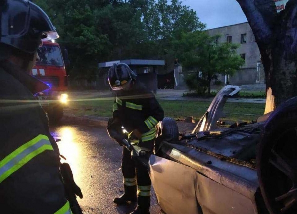 Ночью на Черноморского Казачества автомобиль врезался в дерево: погибла девушка. Фото