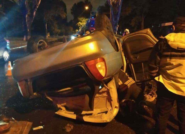 Ночью на Черноморского Казачества автомобиль врезался в дерево: погибла девушка. Фото