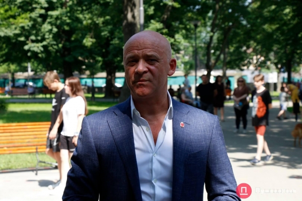 Аккуратно и просто, но ещё не конец: в Одессе официально открыли сквер за 45 миллионов. Фоторепортаж