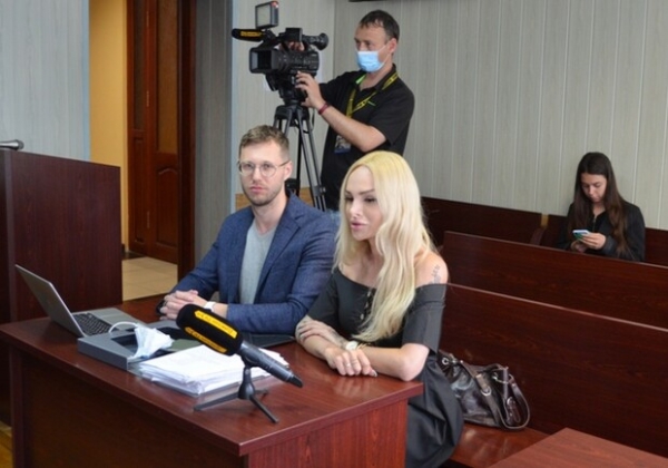 За "голые" фото на сайте знакомств: в Одессе судят трансгендерную девушку