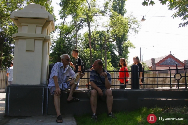 Аккуратно и просто, но ещё не конец: в Одессе официально открыли сквер за 45 миллионов. Фоторепортаж