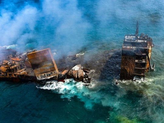 Екологічна катастрофа: біля берегів Шрі-Ланки у море вилилися сотні тонн нафти і азотної кислоти