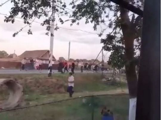 Масова «весільна» бійка в Росії: людей просто давили автівка (відео 18+)
