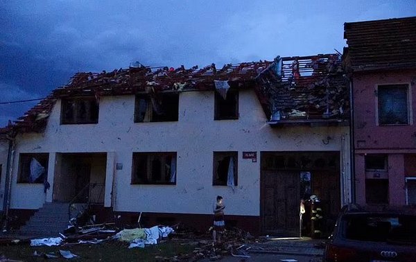 Смертельний торнадо у Чехії: фото та відео жахливих руйнувань