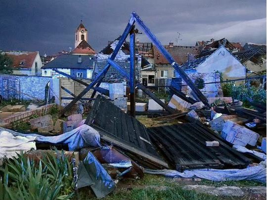 Смертельний торнадо у Чехії: фото та відео жахливих руйнувань