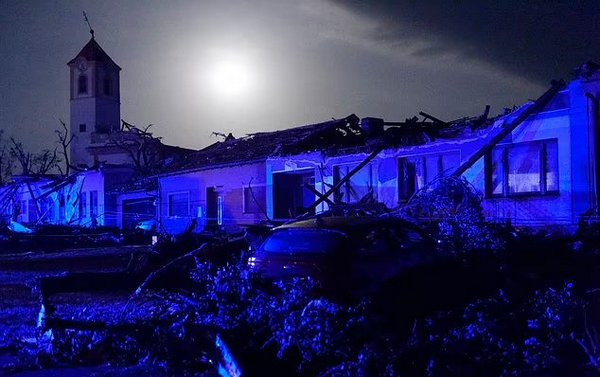 Смертельний торнадо у Чехії: фото та відео жахливих руйнувань