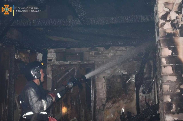 Под Одессой ночью вспыхнул частный дом: огонь дошел до крыши соседей. Фото