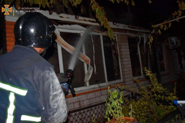 Под Одессой ночью вспыхнул частный дом: огонь дошел до крыши соседей. Фото