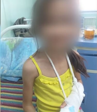 Хотіла «налякати»: в Росії мати відрізала доньці пальці «через пустощі»
