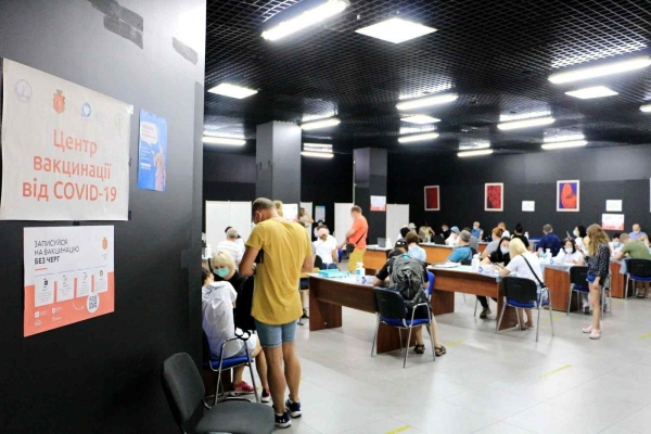На выходных в Одессе прививку от коронавируса получили почти 10 тысяч человек