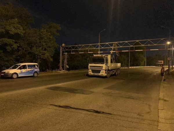 На Ивановском мосту установили габаритные ворота против большегрузов. Фото