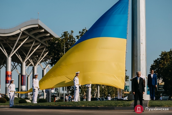 Возле аэропорта Одессы подняли большой флаг Украины: как это было. Фото