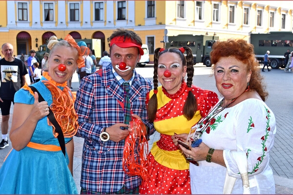 С клоунами и своим королем: в Одессе прошел фестиваль "Рыжий город"