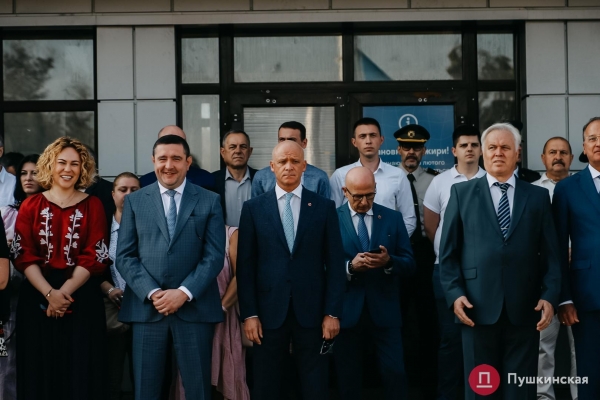 Возле аэропорта Одессы подняли большой флаг Украины: как это было. Фото