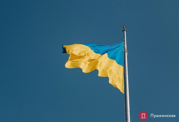 Возле аэропорта Одессы подняли большой флаг Украины: как это было. Фото