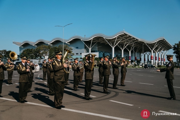 Возле аэропорта Одессы подняли большой флаг Украины: как это было. Фото