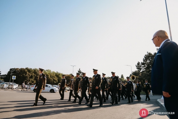Возле аэропорта Одессы подняли большой флаг Украины: как это было. Фото