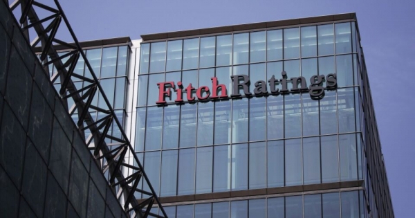 Fitch улучшило кредитный рейтинг Украины со стабильного до положительного