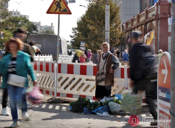 Новые сроки, неудобства для пешеходов и мусор: как проходит ремонт улицы Преображенской у «Привоза». Фото
