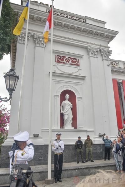 В Одессе торжественно подняли флаг города