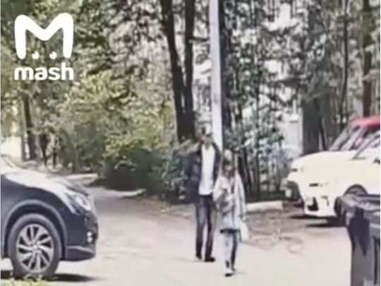 Двічі вдарив по обличчю й відібрав телефон: в Росії чоловік побив та пограбував 9-річну дівчинку посеред дня