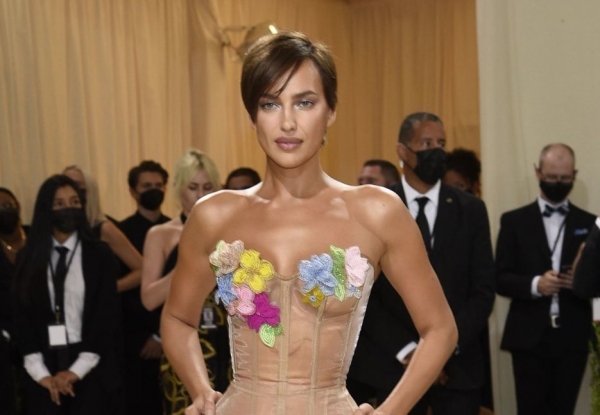Ирина Шейк на Met Gala удивляла прозрачным платьем и короткой стрижкой