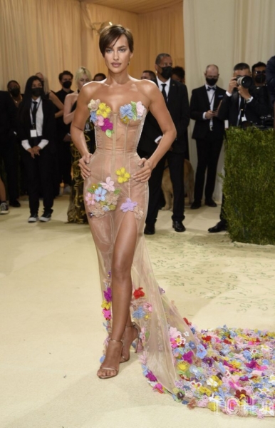 Ирина Шейк на Met Gala удивляла прозрачным платьем и короткой стрижкой