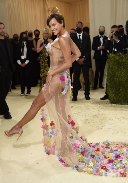 Ирина Шейк на Met Gala удивляла прозрачным платьем и короткой стрижкой