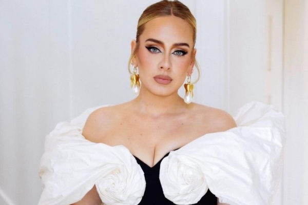 Адель появилась сразу на двух обложках Vogue