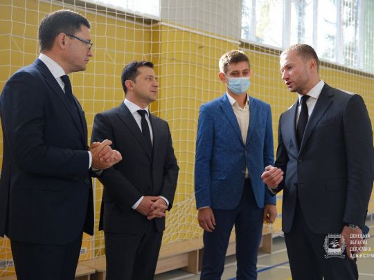 «Таких шкіл має бути більше»: Зеленський у Маріуполі оглянув школу, яку кардинально змінило «Велике будівництво»