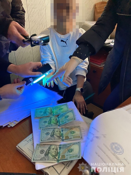 Сотрудницу одесского КП, которое занимается приватизацией жилья, задержали на взятке. Фото