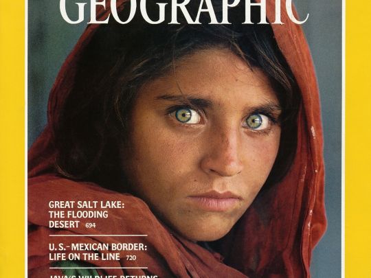 Афганська дівчинка з культової обкладинки National Geographic отримала притулок в Італії — який вона має вигляд через 36 років