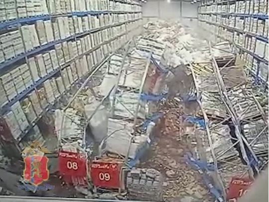 Крах на складі: в Росії на працівника обвалилася лавина ящиків з алкоголем (відео)