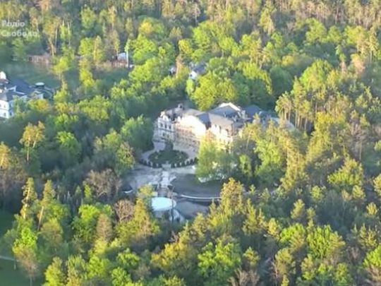 Шубосховище, басейн та особиста каплиця: журналісти показали палац Медведчука