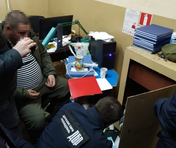 Николаевский тюремщик вымогал у осуждённого взятку, угрожая плохими условиями отсидки
