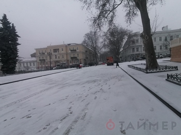 Только показывают: в Одессе во время метели устроили выставку снегоуборочной техники