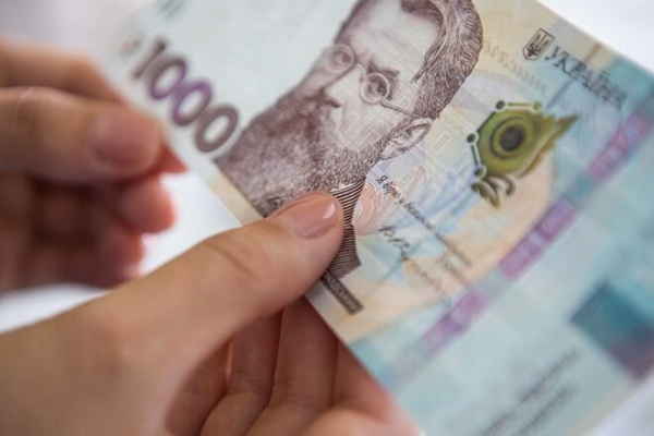 
Карту monobank для "тысячи Зеленского" оформили почти 1,2 млн клиентов: кто первым получит деньги

