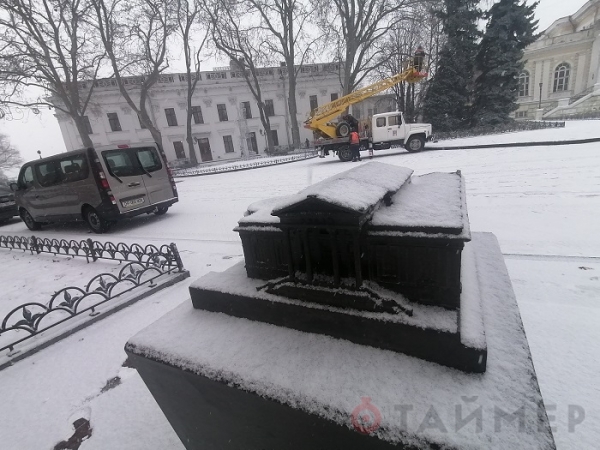 Только показывают: в Одессе во время метели устроили выставку снегоуборочной техники