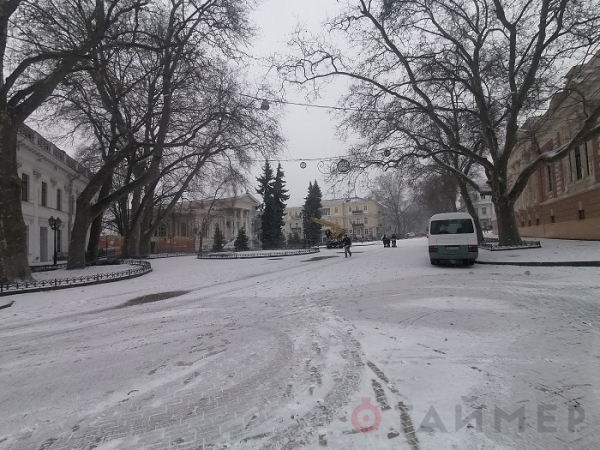 Только показывают: в Одессе во время метели устроили выставку снегоуборочной техники