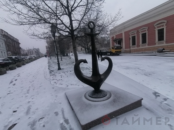 Только показывают: в Одессе во время метели устроили выставку снегоуборочной техники