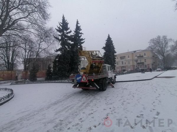 Только показывают: в Одессе во время метели устроили выставку снегоуборочной техники