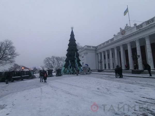 Только показывают: в Одессе во время метели устроили выставку снегоуборочной техники