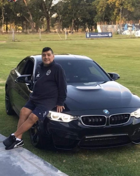 Картина з Фіделем Кастро та розкішний BMW: аукціон з продажу речей Марадони завершився провалом