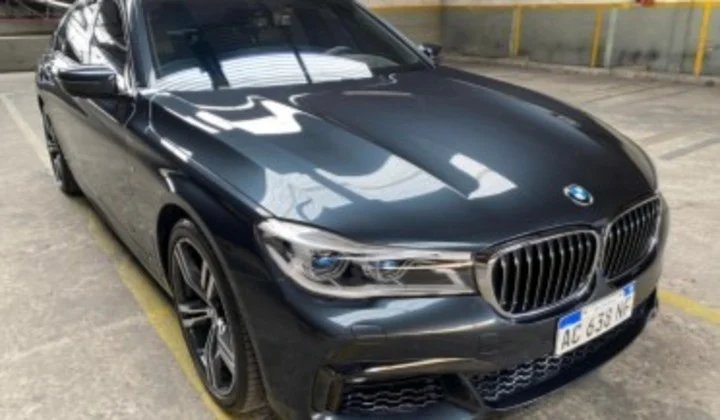Картина з Фіделем Кастро та розкішний BMW: аукціон з продажу речей Марадони завершився провалом