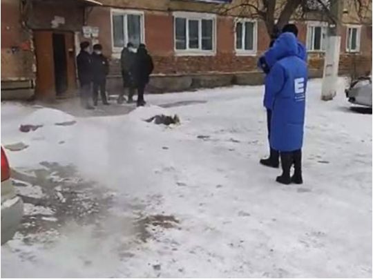 Усередині квартири знайшли чотири тіла: в Росії чоловік зарізав свою дружину та двох дітей, після чого наклав на себе руки